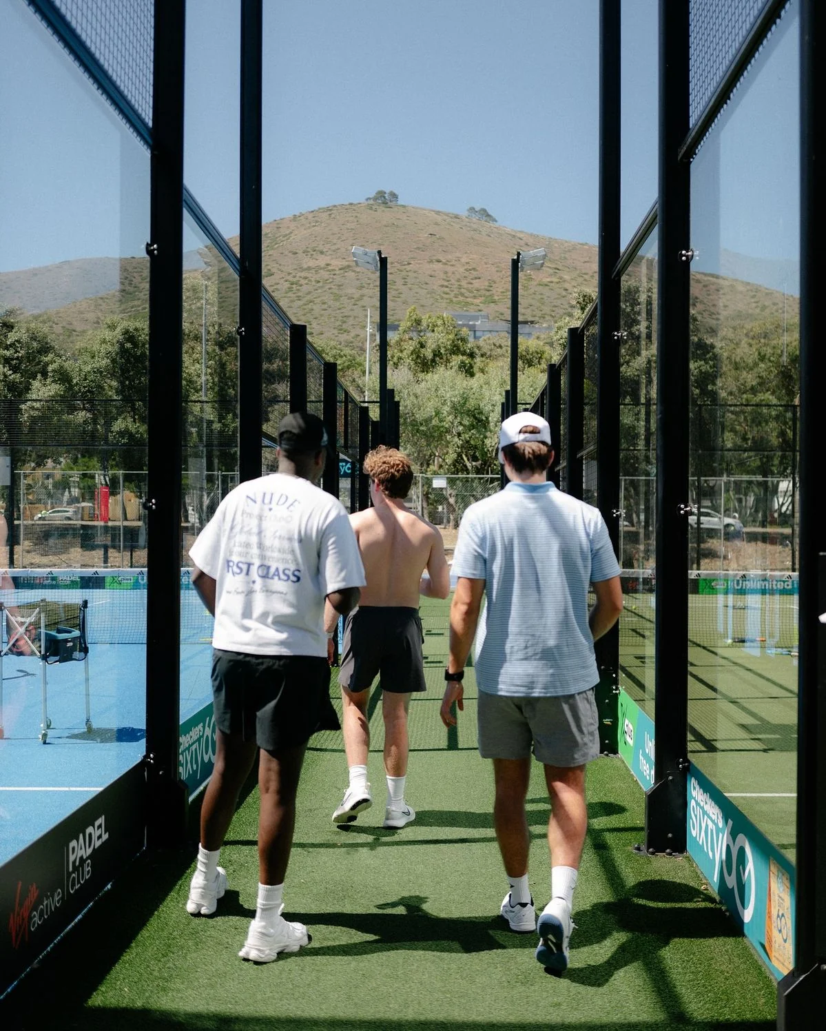 Joueurs entrant sur le terrain de padel - rejoindre la ligue Padel Cup