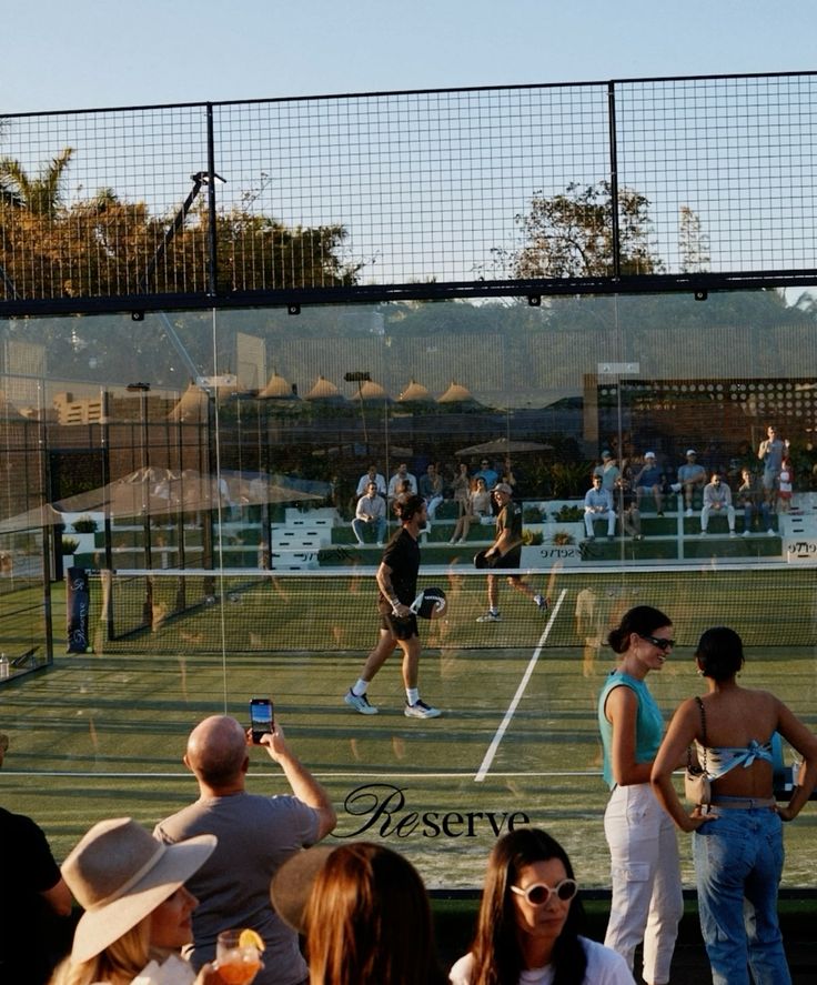 Soirée de clôture Padel Cup - ambiance match en soirée avec spectateurs
