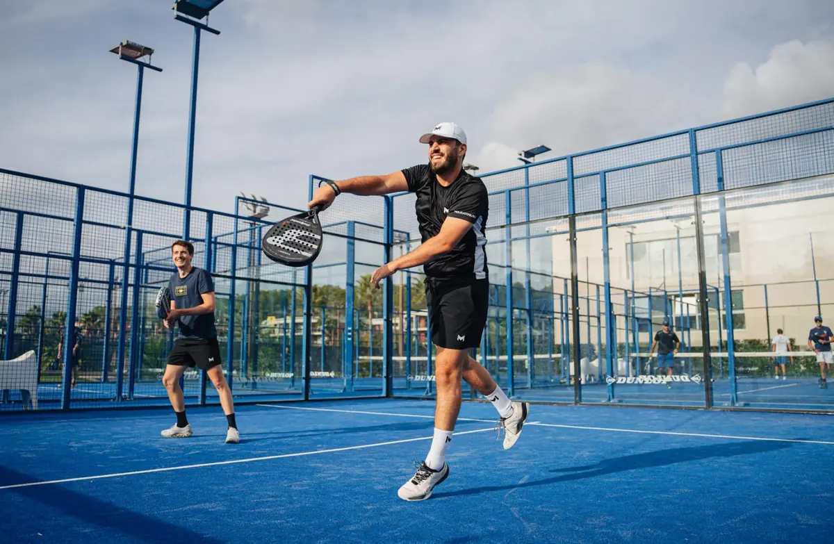 Joueurs en match sur un terrain de padel
